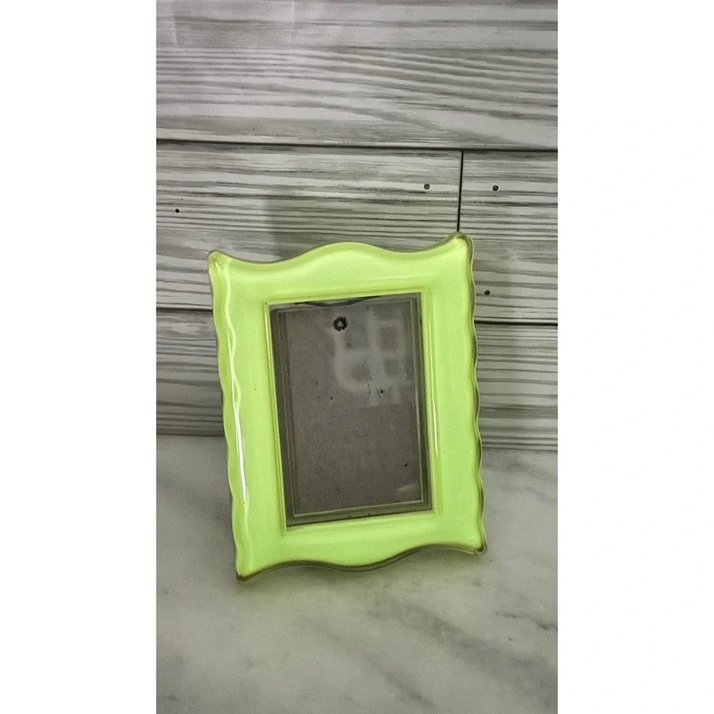 Yellow Retro Glow-in-the-Dark Picture Frame 2x3 | Curved